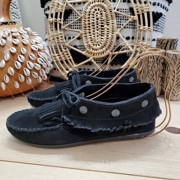 Minnetonka Moccasin Ankle Boots Stud Fringe Suede Black Lace Hard Sole Sz 8 Boho - Picture 4 of 13